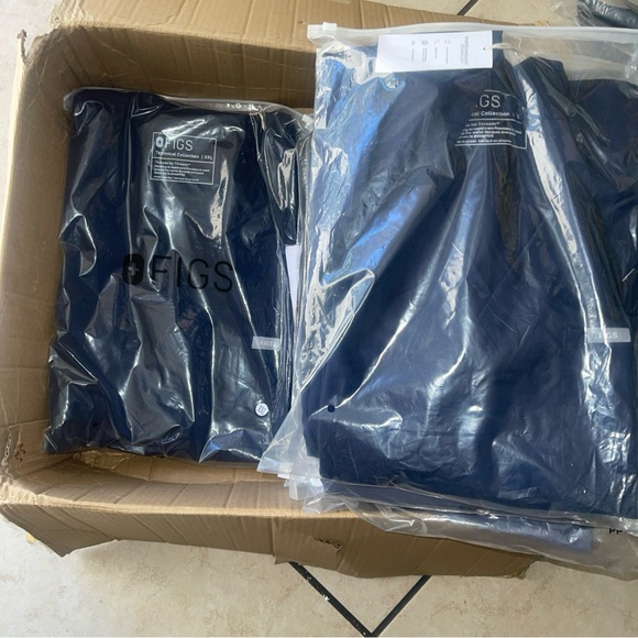 *Brand New* Figs Women's Navy Zamora Jogger Pants and Casma Top Scrub Set - Picture 8 of 12